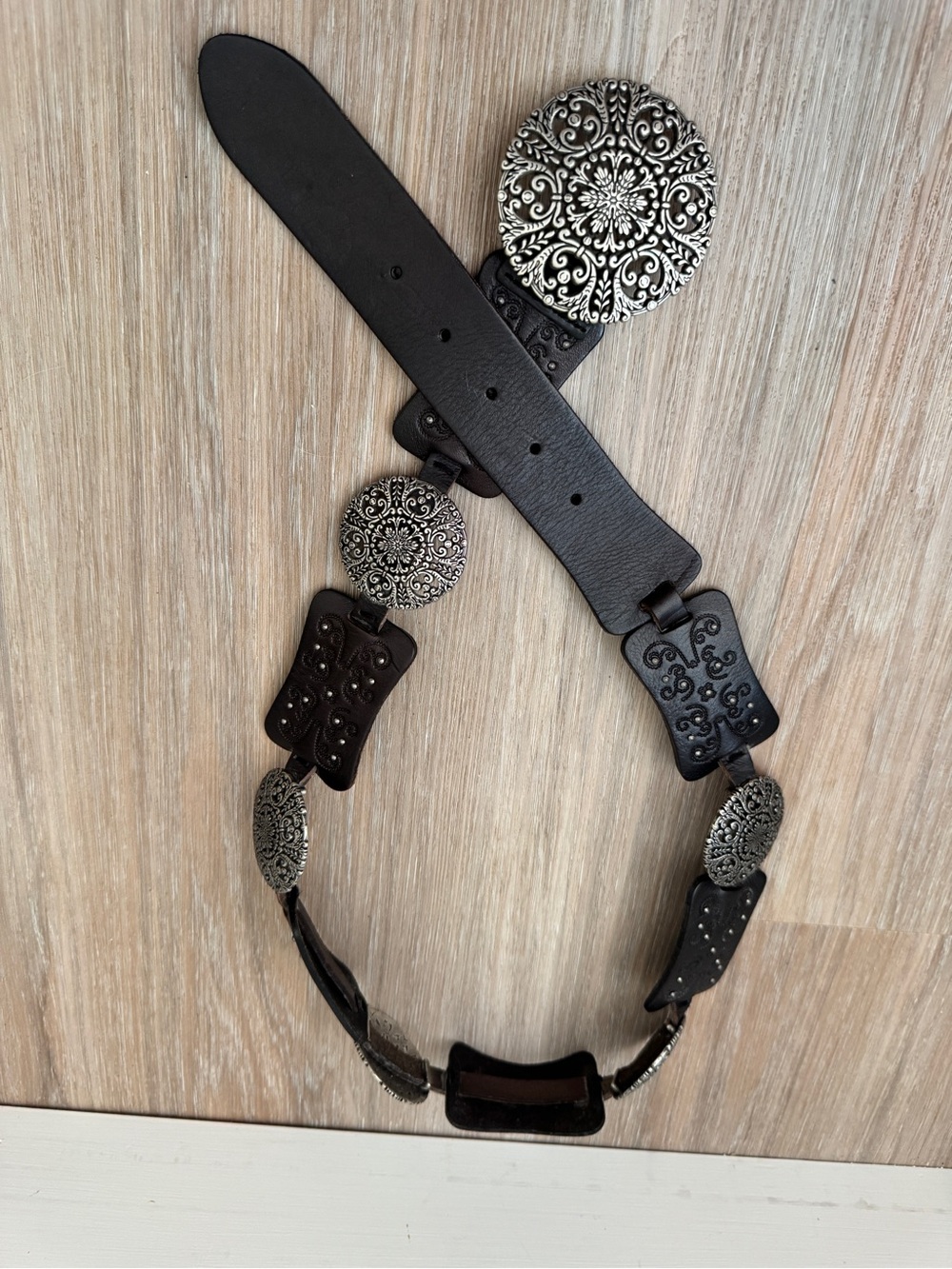 Fossil Black Leather Concho Hip Belt Silver Filigree Medallion Boho Y2K 34-38 - Picture 3 of 5